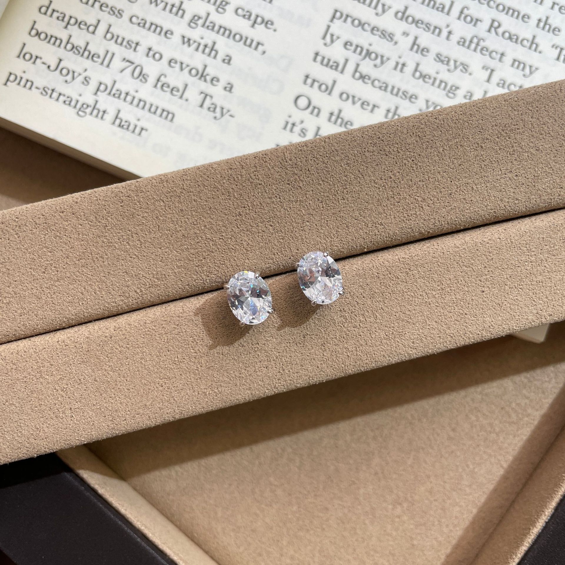 Oval Luxe — Cercei cu Zircon Oval din Argint 925