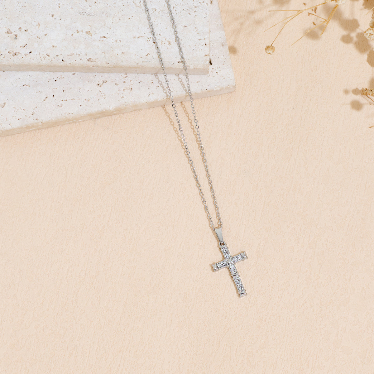 Colier cu cruciuliță catolică și pietre stil diamant