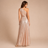 Aurora – rochie lungă cu tăietură asimetrică și strălucire elegantă