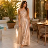 Aurora – rochie lungă cu tăietură asimetrică și strălucire elegantă