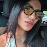 "Emersyn | Ochelari de soare sofisticati" poate fi reformulat ca "Emersyn | Ochelari de soare eleganți".