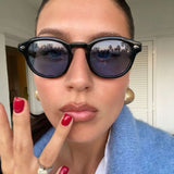 "Emersyn | Ochelari de soare sofisticati" poate fi reformulat ca "Emersyn | Ochelari de soare eleganți".