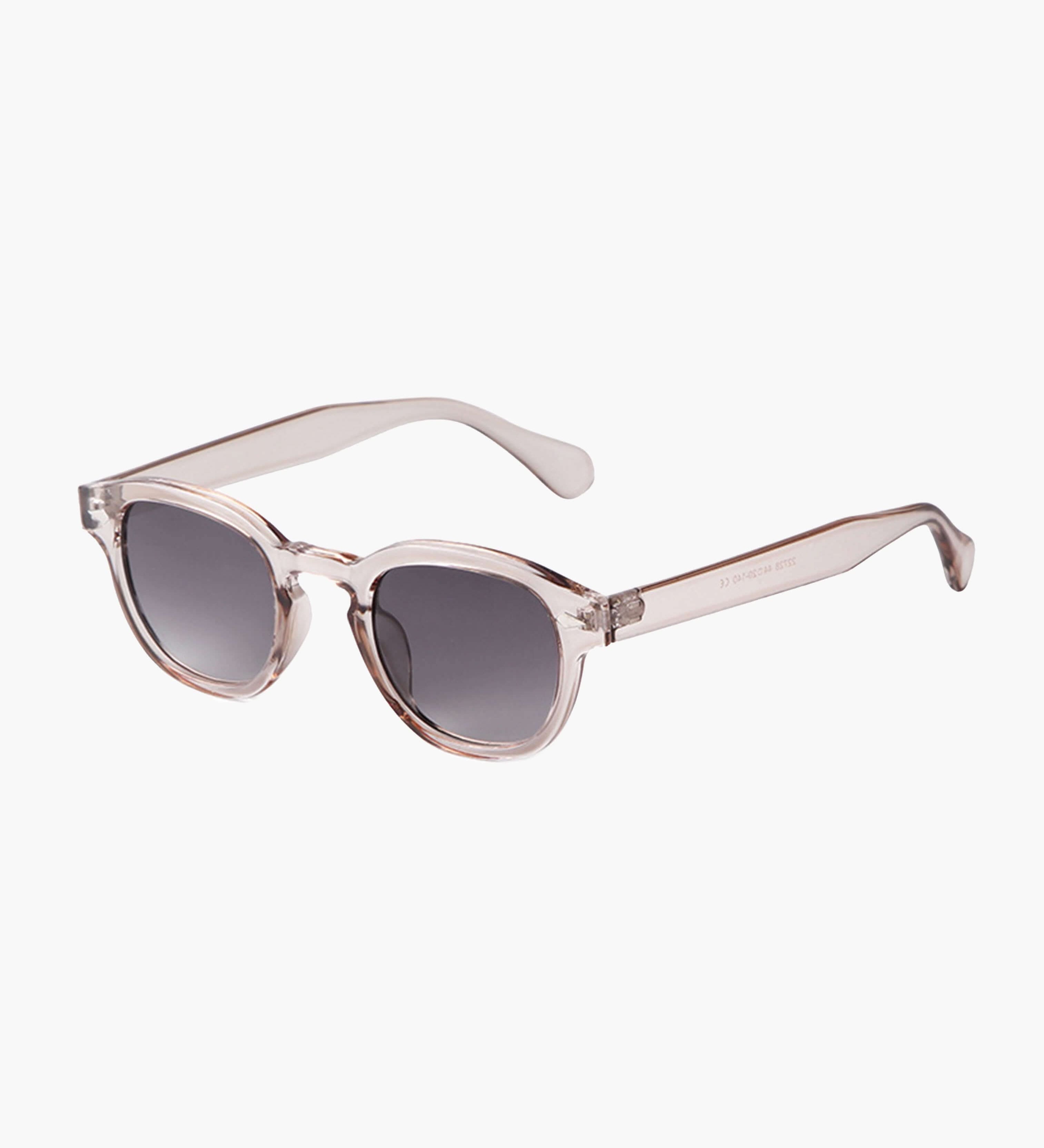 "Emersyn | Ochelari de soare sofisticati" poate fi reformulat ca "Emersyn | Ochelari de soare eleganți".